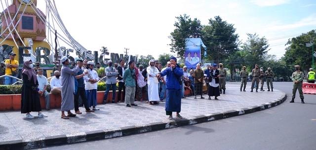 Aliansi Masyarakat Anti Maksiat demo menolak kehadiran Holywings. (Foto: M Sobar Alfahri/Jambikita)