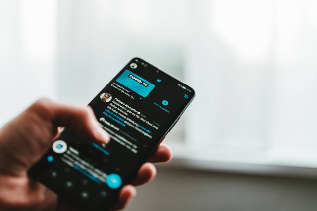 Ilustrasi cara melihat komentar di Twitter. Foto: Claudio Schwarz/unsplash