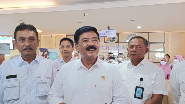 Menteri ATR/BPN Hadi Tjahjanto dalam kunjungan kerja ke Kantor Pertanahan Kota Bekasi, Rabu (6/7/2022). Foto: Narda Margaretha/kumparan