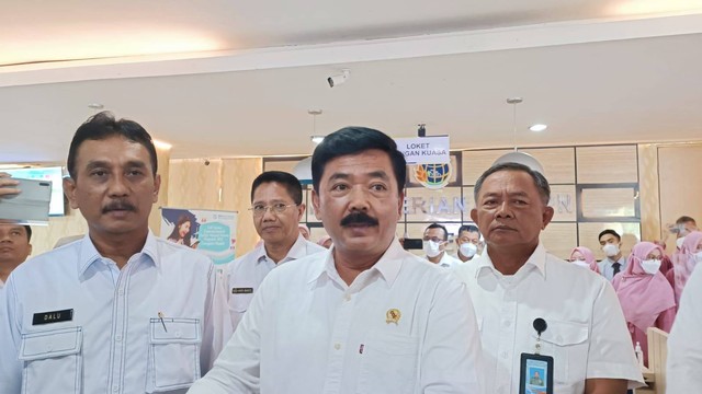 Menteri ATR/BPN Hadi Tjahjanto dalam kunjungan kerja ke Kantor Pertanahan Kota Bekasi, Rabu (6/7/2022). Foto: Narda Margaretha/kumparan