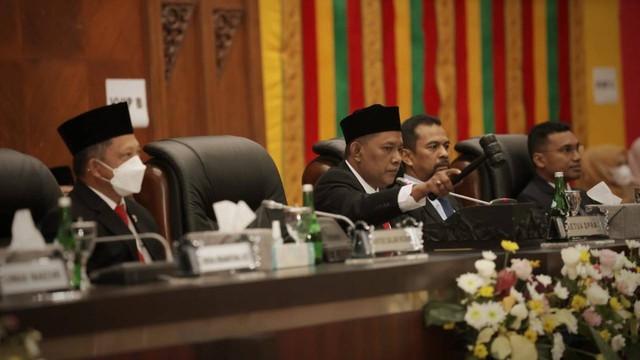 Ketua DPR Aceh Saiful Bahri memegang palu saat memimpin sidang paripurna dengan agenda pelantikan Penjabat (Pj) Gubernur Aceh, Rabu (6/7/2022). Foto: Abdul Hadi/acehkini 