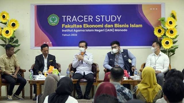 Kepala Kanwil Kemenag Sulut, H Anwar Abubakar saat menjadi pembicara pada kegiatan Tracer Study yang digelar di IAIN Manado.