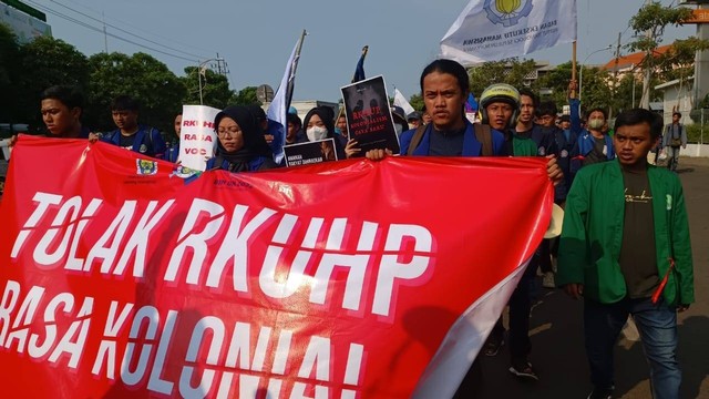 BEM SI Jawa Timur berdemo di depan gedung DPRD Jawa Timur menolak RKUHP, Rabu (6/7/2022). Foto: Farusma Okta Verdian/kumparan