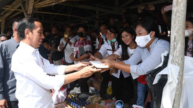 Presiden Jokowi mengunjungi Pasar Alasa, Nias Utara, Rabu (6/7/2022). Foto: Kris /Biro Pers Sekretariat Presiden