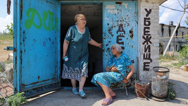 Penduduk setempat keluar dari tempat perlindungan bom pabrik kaca selama konflik Ukraina-Rusia di kota Lysychansk di Wilayah Luhansk, Ukraina, Selasa (6/7/2022). Foto: Alexander Ermochenko/REUTERS