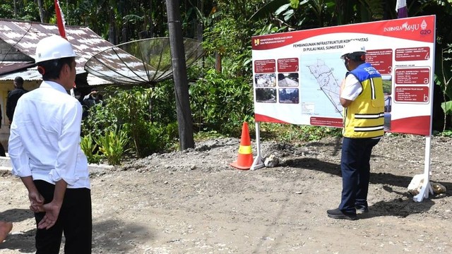 Presiden Jokowi tinjau proyek peningkatan struktur jalan di Nias, Rabu (6/7/2022). Foto: Kris/Biro Pers Sekretariat Presiden