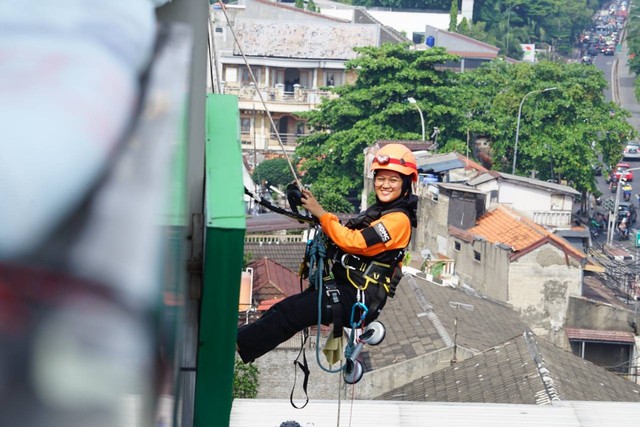 Salah satu srikandi mencoba vertical rescue dari ketinggian sebuah gedung bertingkat di kawasan Jakarta Selatan. Kegiatan ini sekaligus mempersiapkan upaya pencegahan bencana di perkotaan. (Sabtu, 04/07). Dok DMC Dompet Dhuafa