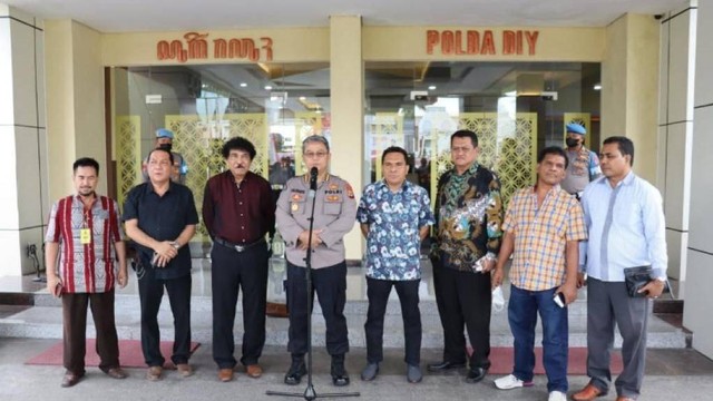 Kabid Humas Polda DIY Kombes Pol Yuliyanto, bersama tokoh masyarakat dari kelompok yang sempat berselisih di Babarsari. Foto: istimewa