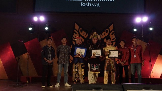 Presiden Mahasiswa UMY (kiri), Kepala Divisi Minat dan Bakat LPKA UMY (kiri ke dua), Juara-juara Lomba Solo Vokal Putra MMF 2022 (tengah), Ketua Pelaksana MMF 2022 (kanan ke dua), dan Perwakilan Steering Committee (kanan). Foto: Anggota PDD MMF 2022.