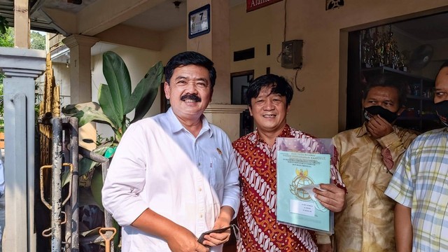Menteri ATR/BPN Hadi Tjahjanto bagi sertifikat tanah gratis di Desa Jatimelati Bekasi, Rabu (6/7/2022). Foto: Narda Margaretha Sinambela/kumparan