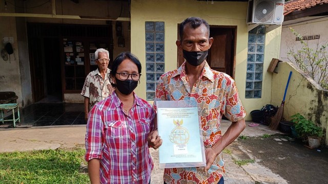 Warga Desa Jatimelati menerima sertifikat tanah gratis dari Menteri ATR/BPN di Bekasi, Rabu (6/7/2022). Foto: Narda Margaretha Sinambela/kumparan