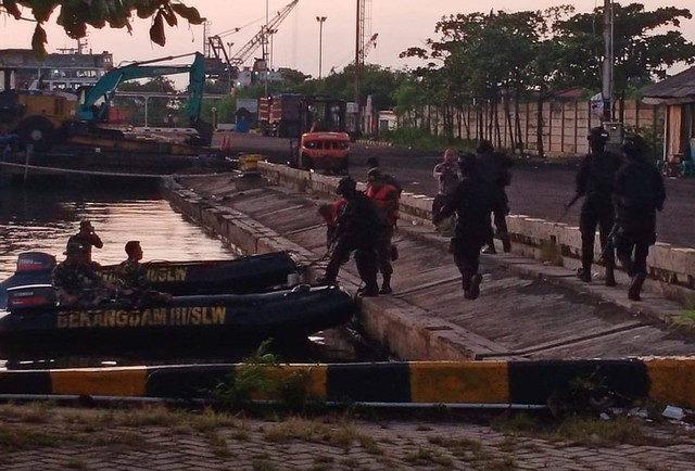 Yonif Raider 300/Brajawijaya Kodam III/Siliwangi latihan pembebasan sandera di Pelabuhan Cirebon.(Juan)