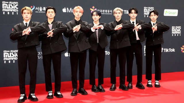 Boy band ENHYPEN menghadiri Mnet Asian Music Awards 2021 (MAMA 2021) pada 11 Desember 2021 di Paju, Korea Selatan. Foto: Chung Sung-Jun/Getty Images