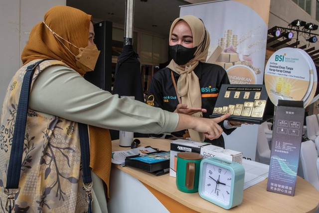 Petugas melayani warga yang akan menabung emas di gerai Gadai Emas dan Cicil Emas BSI di Pasar Mayestik, Kebayoran Baru, Jakarta. Foto: Muhammad Adimaja/ANTARA FOTO