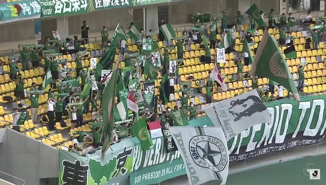 Suporter Tokyo Verdy membentangkan Bendera Merah-Putih di momen debut Pratama Arhan di Divisi 2 Liga Jepang, Rabu (6/7/2022). Foto: YouTube/J.LEAGUE International