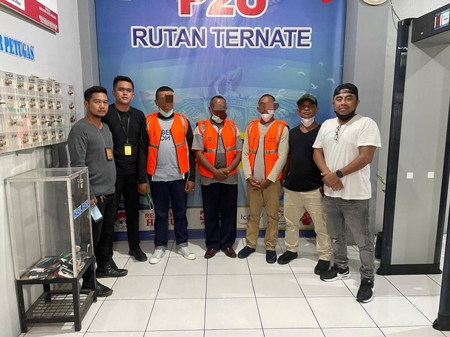 Tim JPU Kejari Ternate saat membawa tiga terdakwa ke Rutan Ternate. Foto: Istimewa