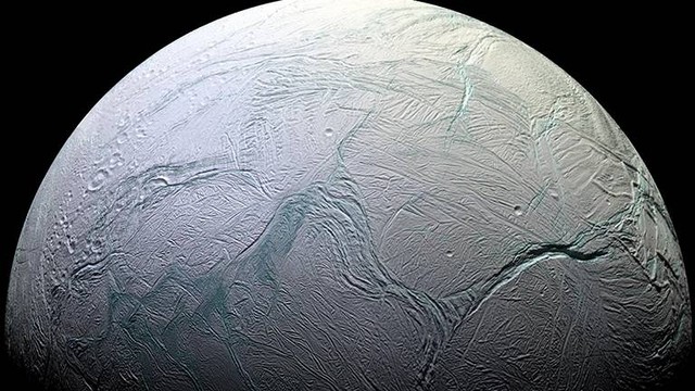 Salah satu bulan Saturnus, Enceladus. Foto: NASA