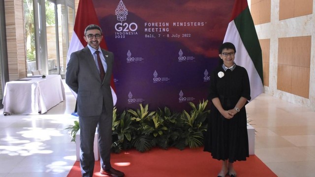 Menteri Luar Negeri RI Retno Marsudi saat melakukan pertemuan bilateral dengan Menteri Luar Negeri Persatuan Emirat Arab, Shaikh Abdullah Bin Zayed Al Nahyan. Foto: Kemlu RI