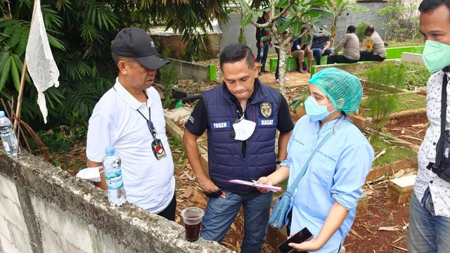 Polres Metro Depok bersama tim forensik RS Polri Keramat Jati melakukan autopsi di makam Imelga yang jasadnya dibuang di Kali Krukut. Foto: Dok. Istimewa