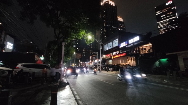 Arus lalu lintas di kawasan Senopati, Jakarta Selatan, Rabu (6/7/2022) malam. Foto: Jonathan Devin/kumparan