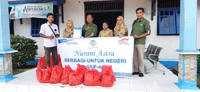 PT GSIP-AMR salurkan bantuan paket sembako kepada warga terdampak banjir di Desa Sei Bengkuang, Kecamatan Pangkalan Banteng. Foto: PT GSIP-AMR