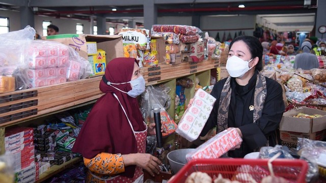 Ketua DPR RI Puan Maharani berdialog dengan pedagang saat meresmikan Pasar Banyumas, Jawa Tengah, Rabu (6/7/2022). Foto: DPR