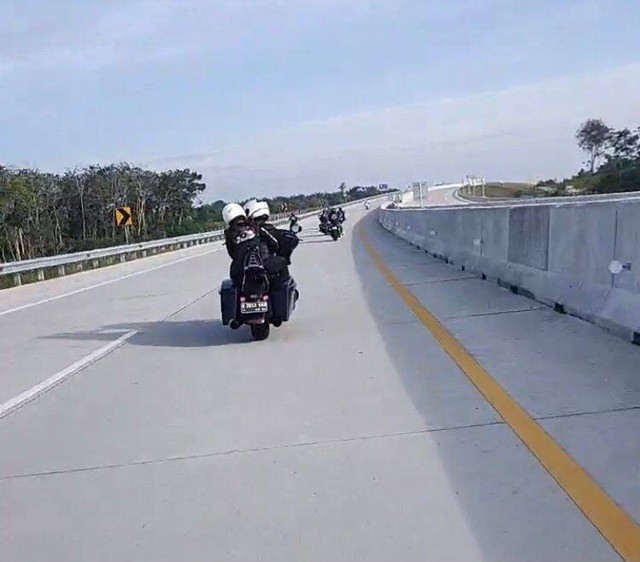 KONVOI Motor Gede (Moge) Harley Davidson saat dikawal melintasi Jalan Tol Pekanbaru-Bangkinang yang sedang dikerjakan, Sabtu (2/6/2020). Warga meminta perlakuan sama kepada Polda Riau dan PT Hutama Karya. 