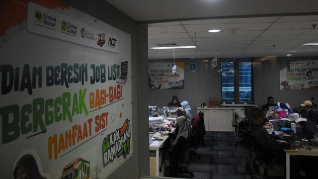 Pegawai beraktivitas di kantor Aksi Cepat Tanggap (ACT), Menara 165, Jakarta, Rabu (6/7/2022). Foto: Indrianto Eko Suwarso/Antara Foto