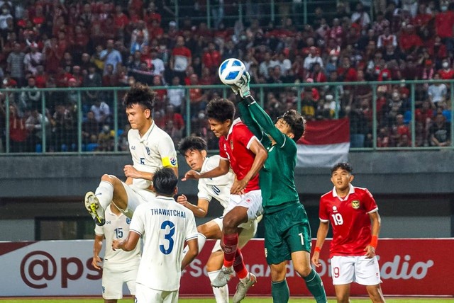 Duel antara pemain Indonesia vs Thailand di laga Piala AFF U-19 di Stadion Patriot Candrabhaga, Bekasi, Rabu (6/7/2022). Foto: Iqbal Firdaus/kumparan
