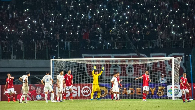 Pertandingan Timnas Indoneia U-19 melawan Thailand pada laga Grup A Piala AFF U-19 di Stadion Patriot Chandrabhaga, Bekasi, Jawa Barat, Rabu (6/7/2022).
 Foto: Iqbal Firdaus/kumparan