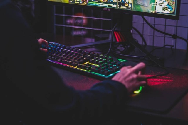 Ilustrasi pemain game Genshin Impact. Foto: Axville/Unsplash