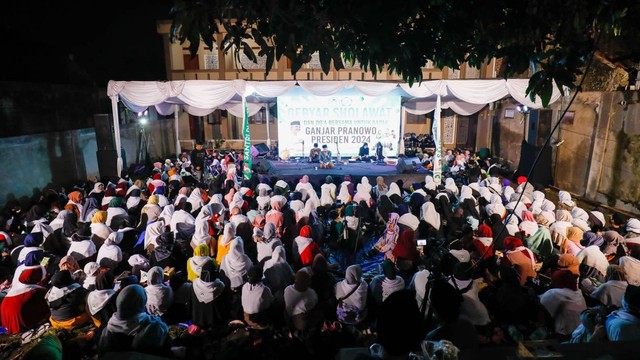 Kalangan santri, kiai, ulama, aktivis agama, ibu-ibu majelis taklim perwakilan kabupaten/kota di Jawa Barat (Jabar) menggelar doa bersama untuk Ganjar Pranowo, Rabu (6/7/2022). Foto: Dok. Istimewa