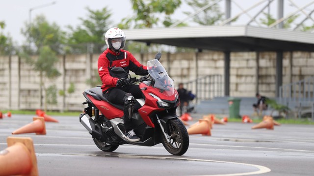 Test ride Honda ADV 160 di Astra Honda Motor Safety Riding & Training Center, Cikarang (6/7/2022). Foto: AHM