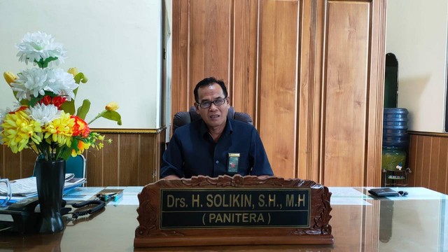 Panitera Pengadilan Agama Bojonegoro, Sholokhin Jamik, saat beri keterangan. Kamis (07/07/2022). (foto: imam/beritabojonegoro)