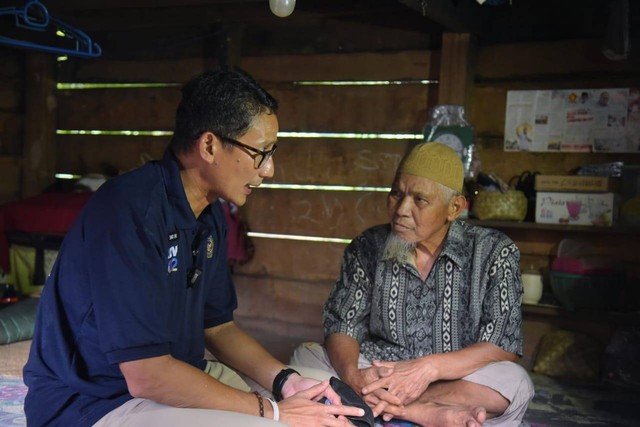 Menparekraf Sandiaga Uno bertemu kakek Jilus (72) saat berkunjung ke Desa Wisata Silokek, Sijunjung, Sumatera Barat. Foto: Dok. Istimewa
