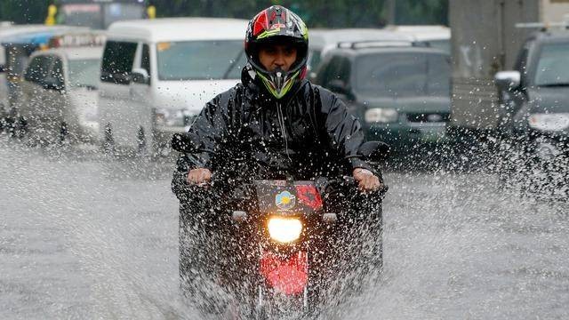 Pengendara motor sedang berkendara saat hujan. Foto: dok. Istimewa