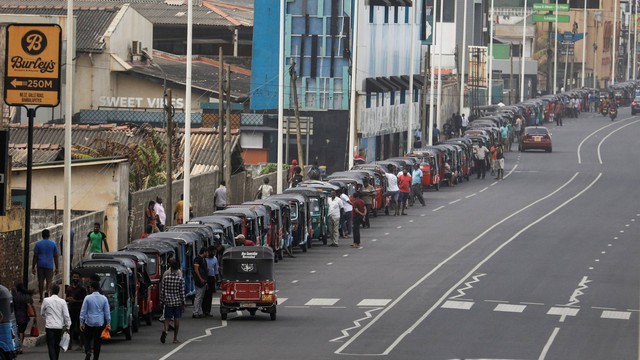 Kendaraan roda tiga antri beli bensin karena kelangkaan bahan bakar, di tengah krisis ekonomi negara, di Kolombo, Sri Lanka, Selasa (5/7/2022). Foto: Dinuka Liyanawatte/REUTERS