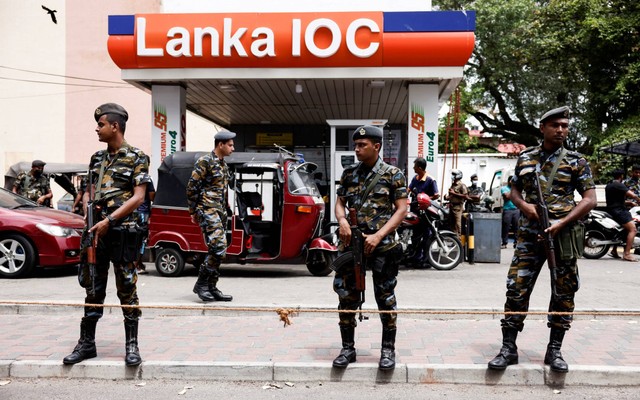Anggota Angkatan Udara berjaga di stasiun bahan bakar Lanka IOC ketika orang-orang mengantre untuk membeli bahan bakar karena kekurangan bahan bakar, di Kolombo, Sri Lanka, Rabu (6/7/2022). Foto: Dinuka Liyanawatte/REUTERS