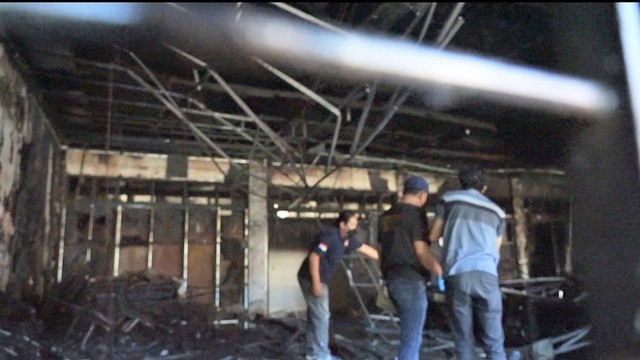 Polisi melakukan olah TKP kebakaran di Gedung FKIP UNS Solo. FOTO: Agung Santoso