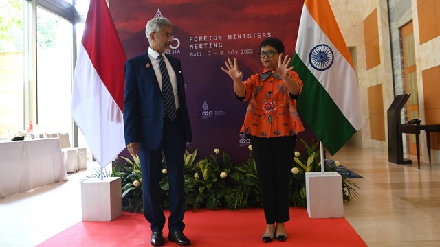 Menteri Luar Negeri Retno Marsudi (kanan) menyambut Menteri Luar Negeri India Subrahmanyam Jaishankar untuk pertemuan bilateral sebelum pelaksanaan pertemuan Menteri Luar Negeri G20 di Bali, Kamis (7/7/2022).  Foto: Sigid Kurniawan/ANTARA FOTO