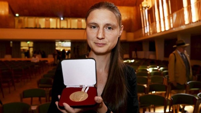 Maryna Viazovska memenangkan 'Fields Medal' yang bergengsi, yang dikenal sebagai "Nobel Matematika".