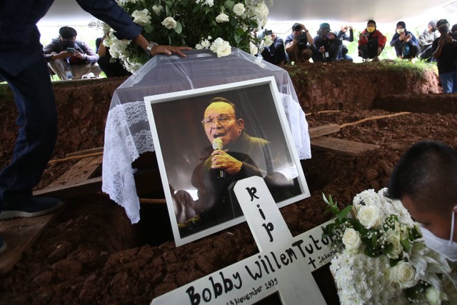 Prosesi pemakaman Musisi Legendaris Bob Tutupoly di Tempat Pemakaman Umum (TPU) Tanah Kusir, Jakarta Selatan, Kamis, (7/7/2022). Foto: Ronny