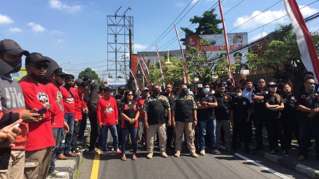 Aksi ormas di Yogyakarta yang minta Polda DIY atasi kasus kriminal hingga tuntas, Kamis (7/7/2022). Foto: Maria Wulan/Tugu Jogja
