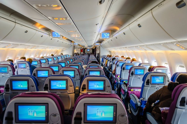 perbedaan window middle dan aisle seat, Foto oleh Alexander Schimmeck di Unsplash