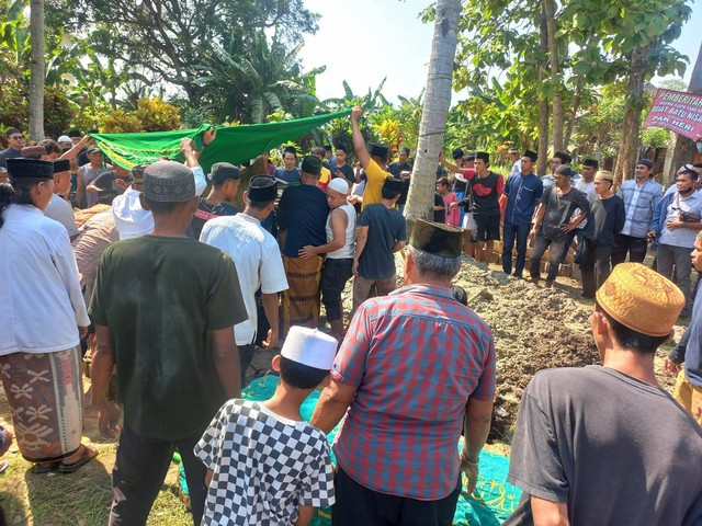 Potret Pemakaman Ibu dan Anak yang Tewas dalam Keadaan Berpelukan Saat Kebakaran (1)