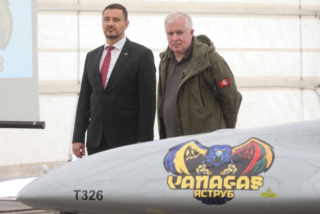 Duta Besar Ukraina untuk Lithuania Petro Beshta dan Menteri Pertahanan Nasional Lithuania Arvydas Anusauskas berada di peluncuran drone tempur Bayraktar TB2 Turki, yang dinamai "Hawk" (Vanagas) Lithuania, di Siauliai, Lithuania, Rabu (6/7/2022). Foto: PETRAS MALUKAS/AFP