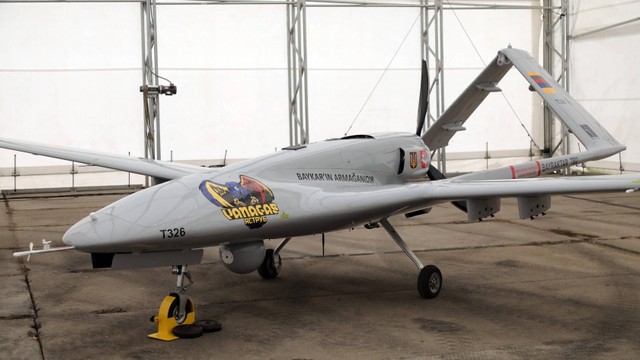 Tampilan drone tempur Bayraktar TB2 Turki, yang dinamai "Hawk" (Vanagas) Lithuania, di Siauliai, Lithuania, Rabu (6/7/2022). Foto: PETRAS MALUKAS/AFP