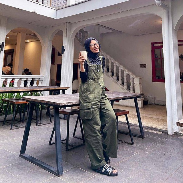 7 Ide Outfit Hijab Yang Simpel Dan Stylish Untuk Hangout Ala Fani Rahm ...