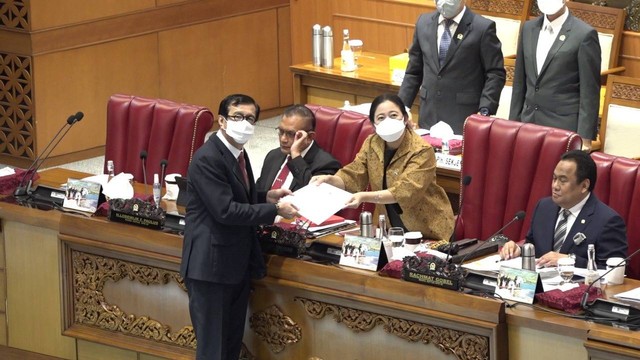 Menkum HAM Yasonna Laoly, Ketua DPR Puan Maharani, bersama Wakil Ketua DPR Rachmat Gobel, saat pengesahan Rancangan Undang-Undang tentang Pemasyarakatan menjadi Undang-Undang di gedung DPR Republik Indonesia. (Foto: Kemenkumham)
