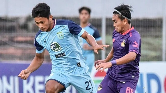 Pemain Persela dan Persik saat melakoni pertandingan musim lalu (2021/2022). Foto : Instagram @perselafc